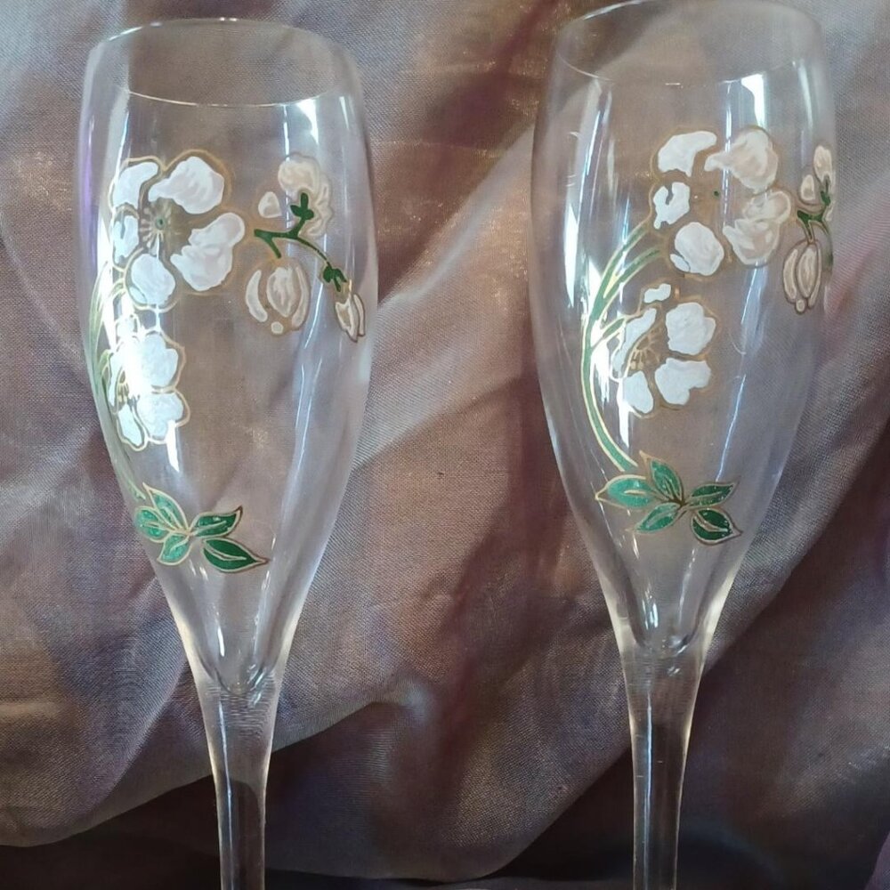 PAIR OF VINTAGE PERRIER-JOUET BELLE EPOQUE FLORAL CHAMPAGNE FLUTES